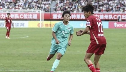 “苏超”最年轻球员上高中了，入学前一晚代表镇江队踢满全场